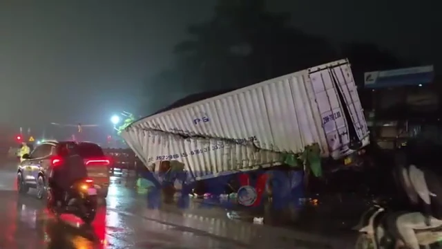 Tai nạn đường sắt nghiêm trọng tại Hà Nội: Ôtô tải va chạm với tàu hỏa, 1 người tử vong