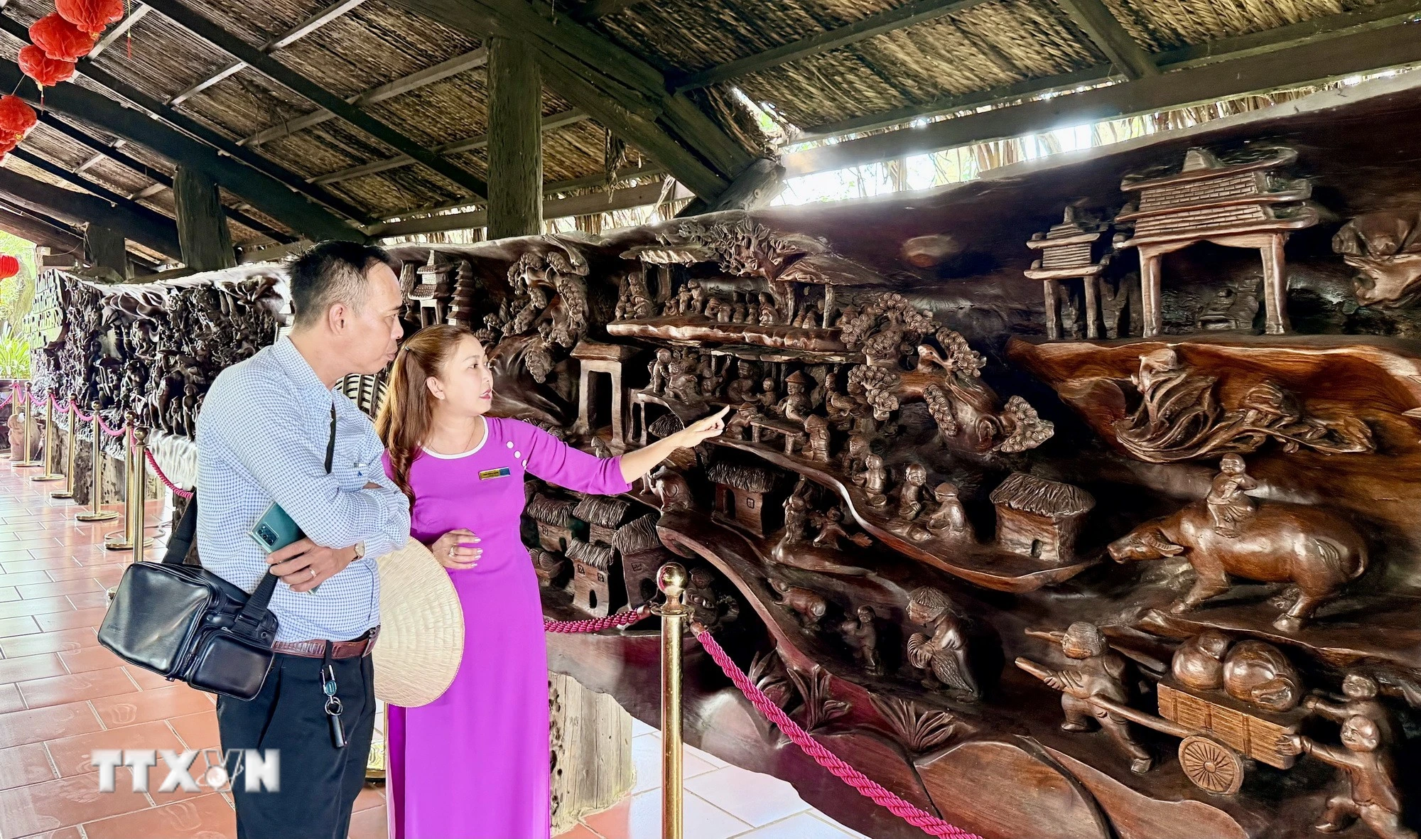 Bảo Tàng Gỗ Lũa Giữa Dòng Sông Tiền: Điểm Tham Quan Độc Đáo Thu Hút Du Khách