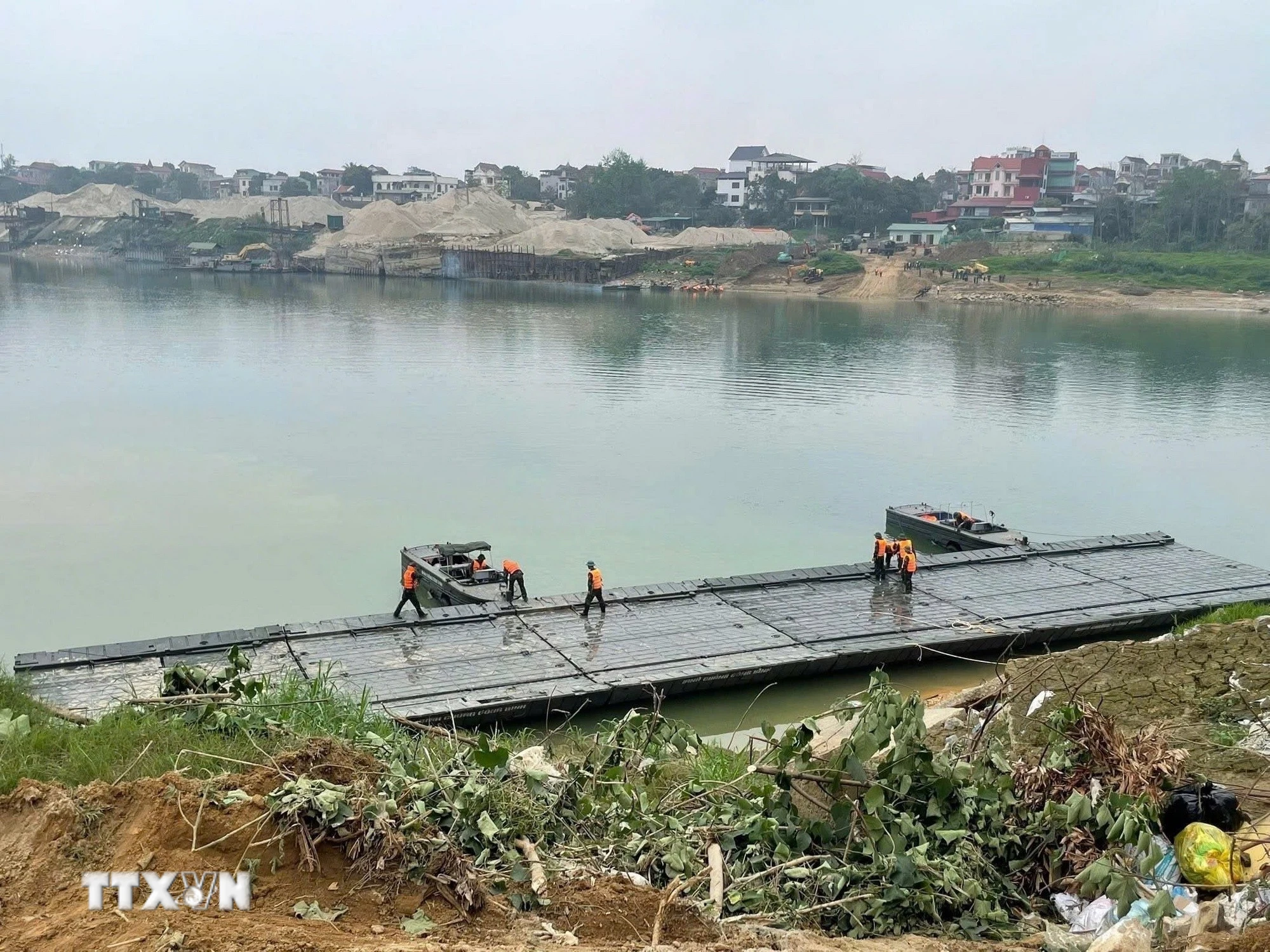 Phú Thọ khẩn trương lắp đặt cầu phao qua sông Lô phục vụ nhân dân đón Tết