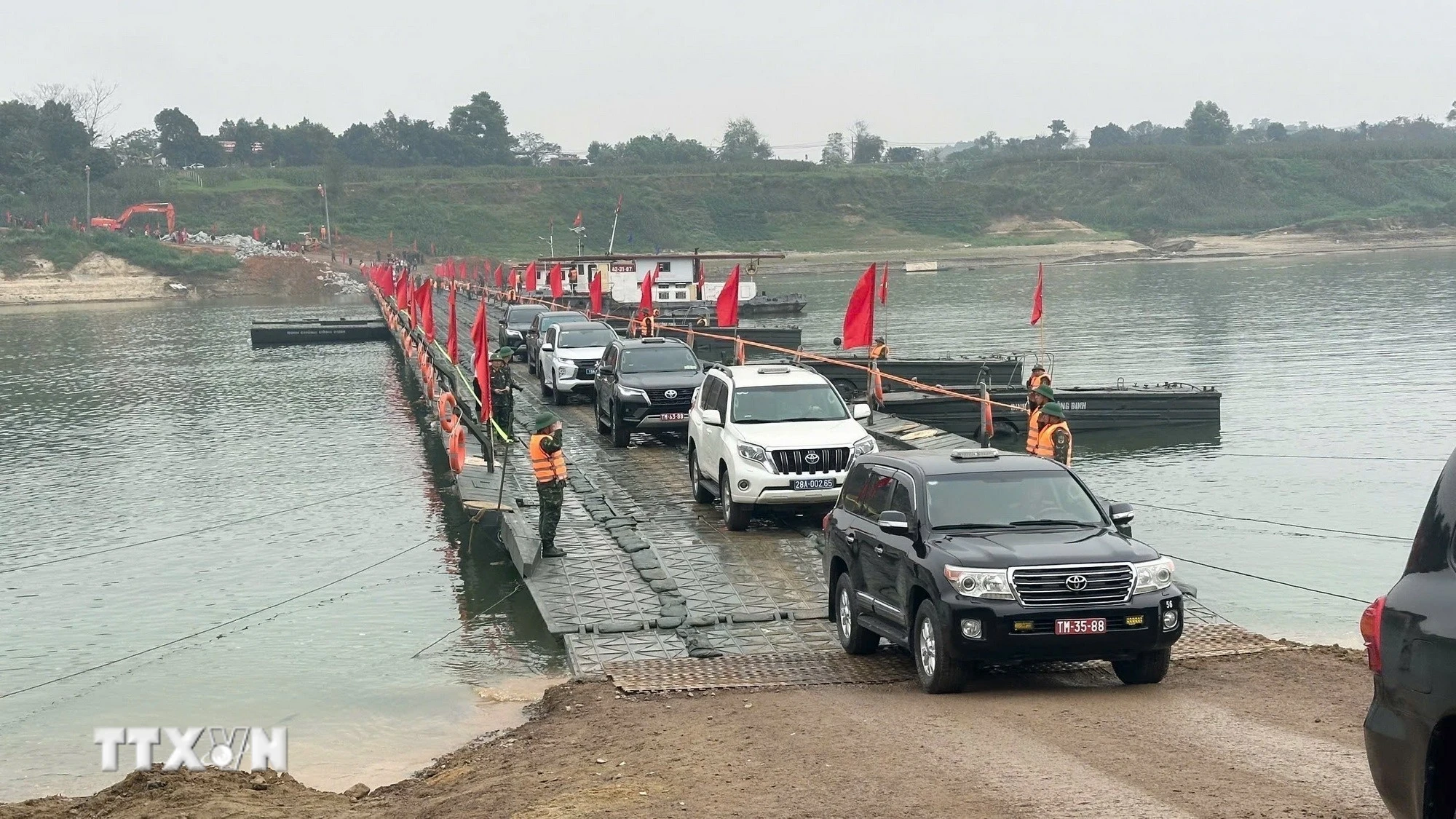 Phú Thọ Thông Xe Cầu Phao Qua Sông Lô Sau Một Ngày Triển Khai Bắc Cầu