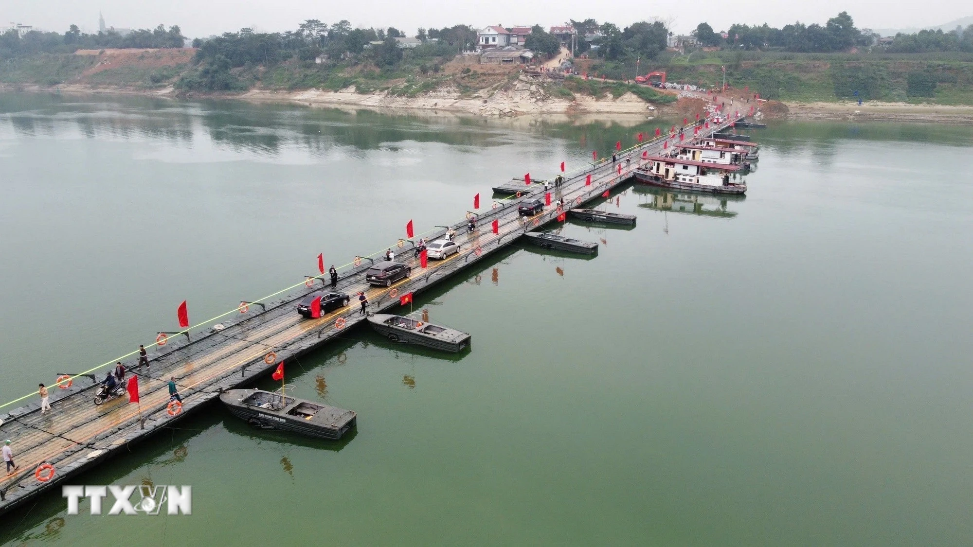 Thông Xe Cầu Phao Đoàn Hưng Bắc Qua Sông Lô Phục Vụ Nhân Dân Dịp Tết