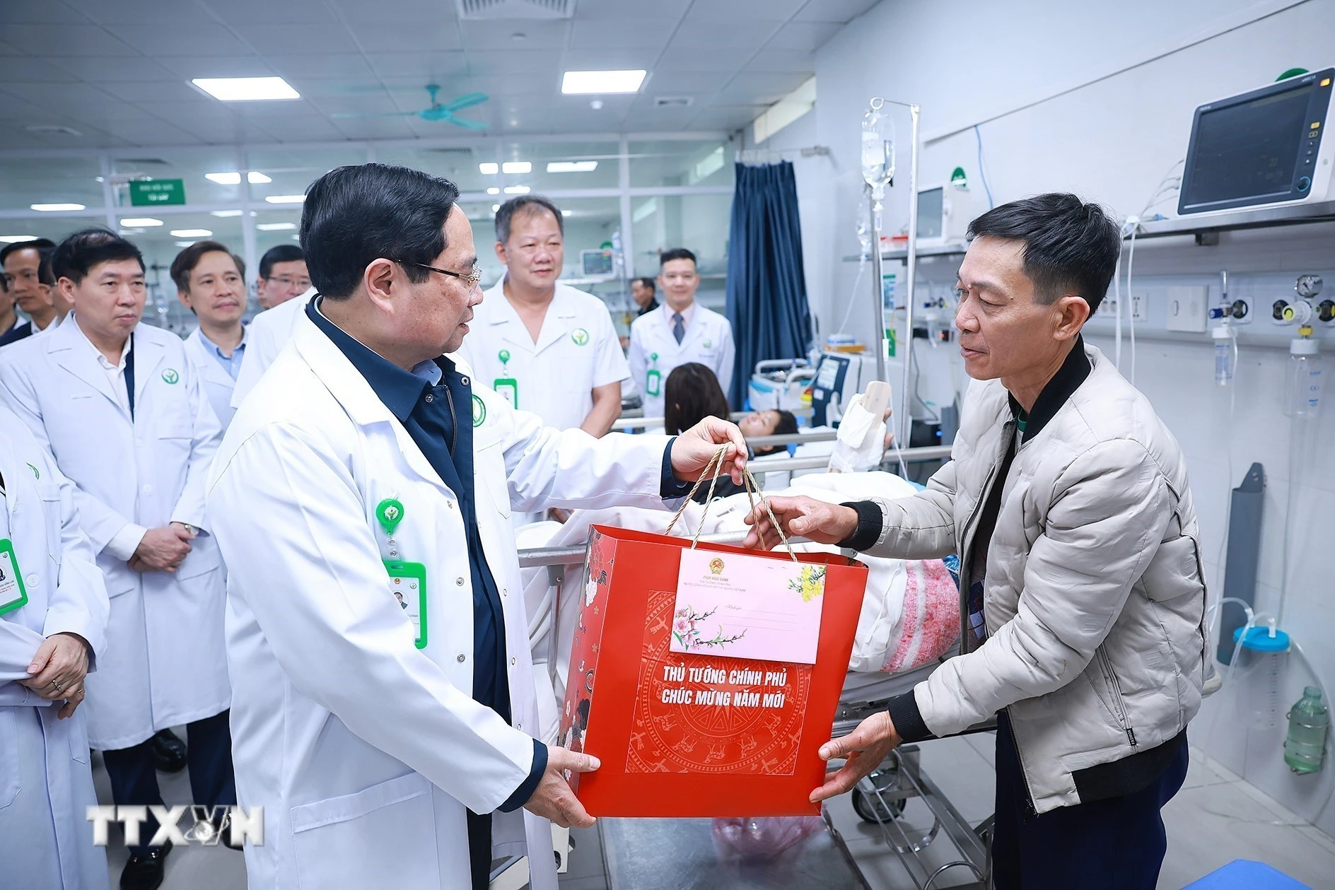 Thủ tướng chúc Tết, kiểm tra công tác ứng trực của ngành y tế tại Hà Nội