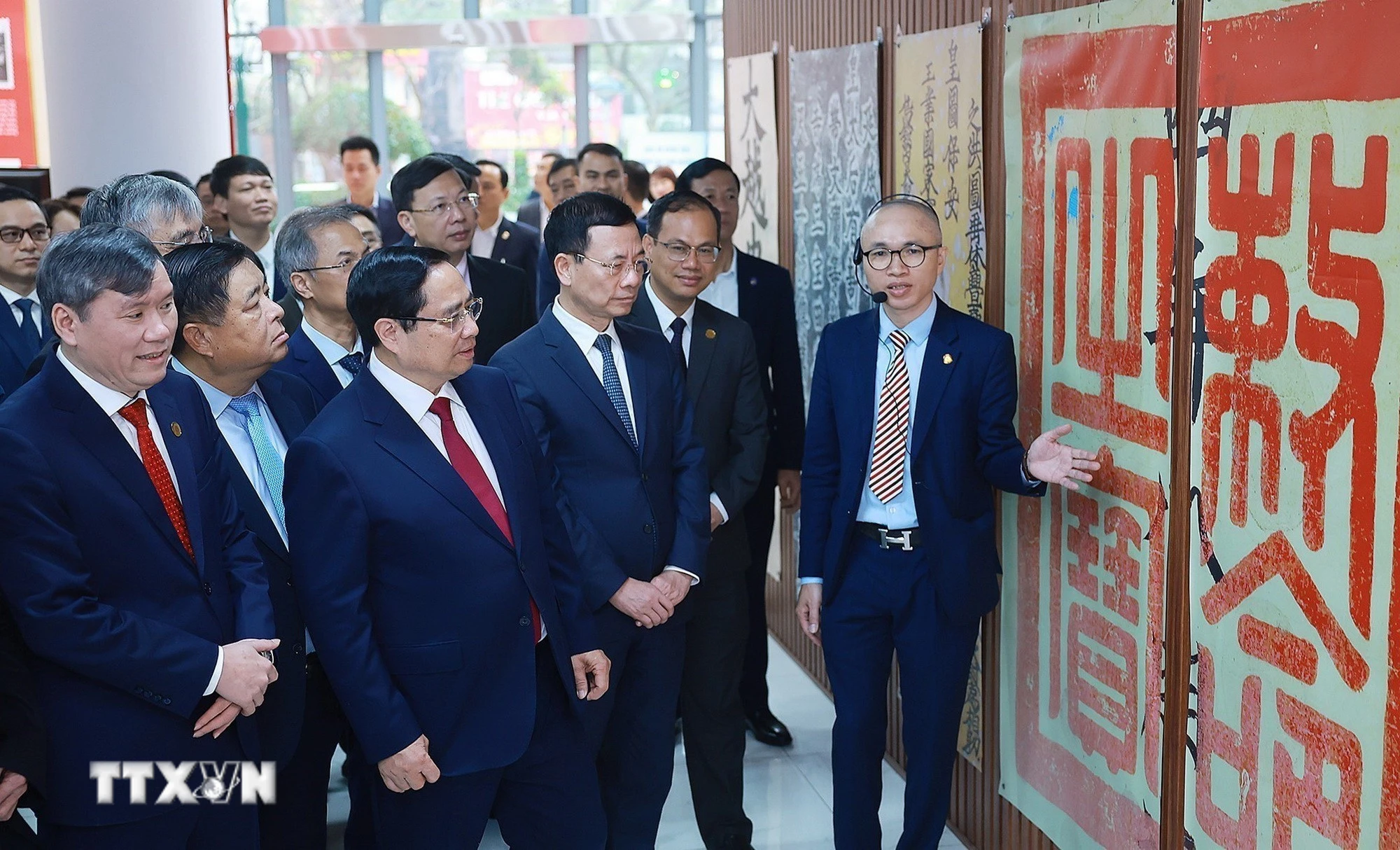 Thủ tướng thăm và làm việc với Viện Hàn lâm Khoa học và Xã hội Việt Nam