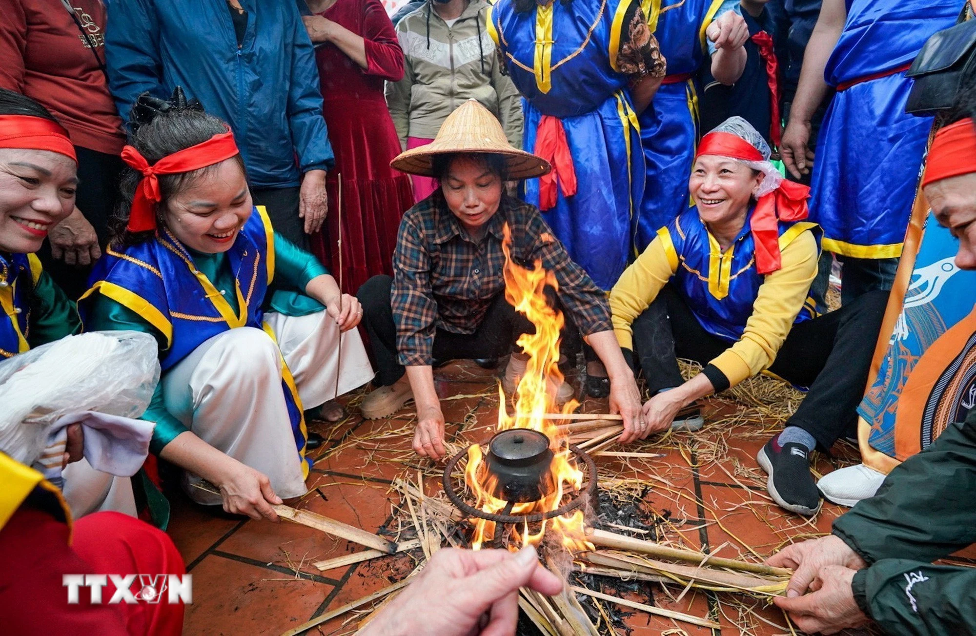 Hà Nội: Về làng Thi Cấm xem hội kéo lửa thổi cơm thi độc đáo