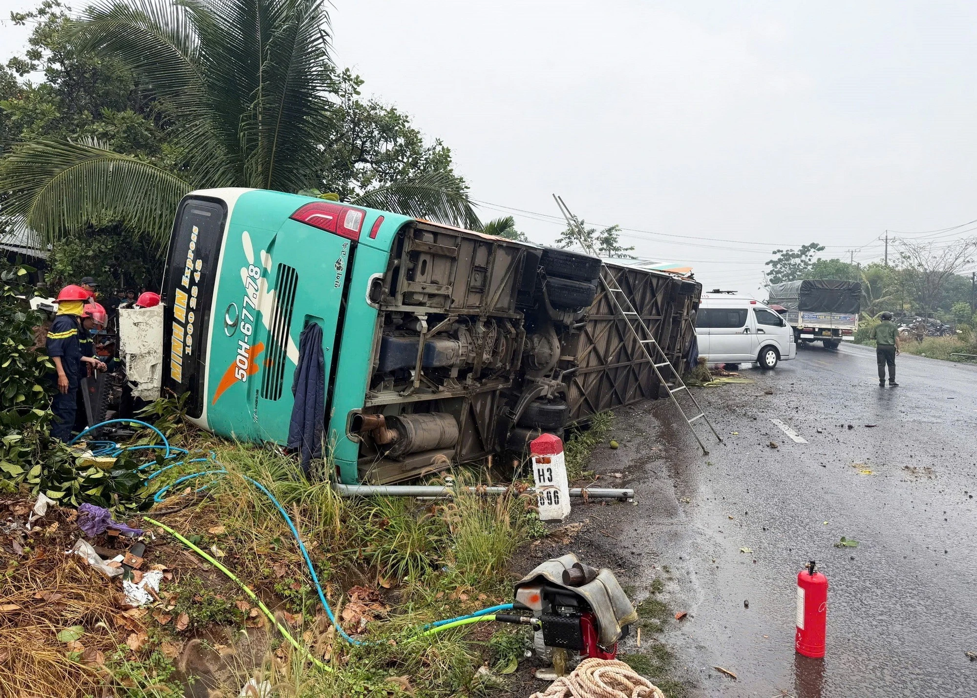 Tai nạn thảm khốc trên Quốc lộ 14, Đồng Nai: Xe khách lật nghiêng, ba người tử vong