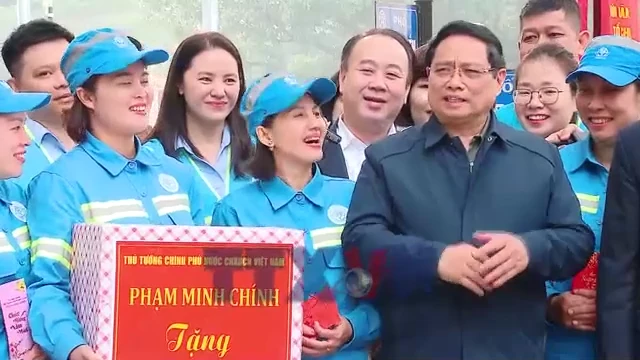Thủ tướng Phạm Minh Chính thăm hỏi công nhân vệ sinh môi trường Hà Nội dịp Tết