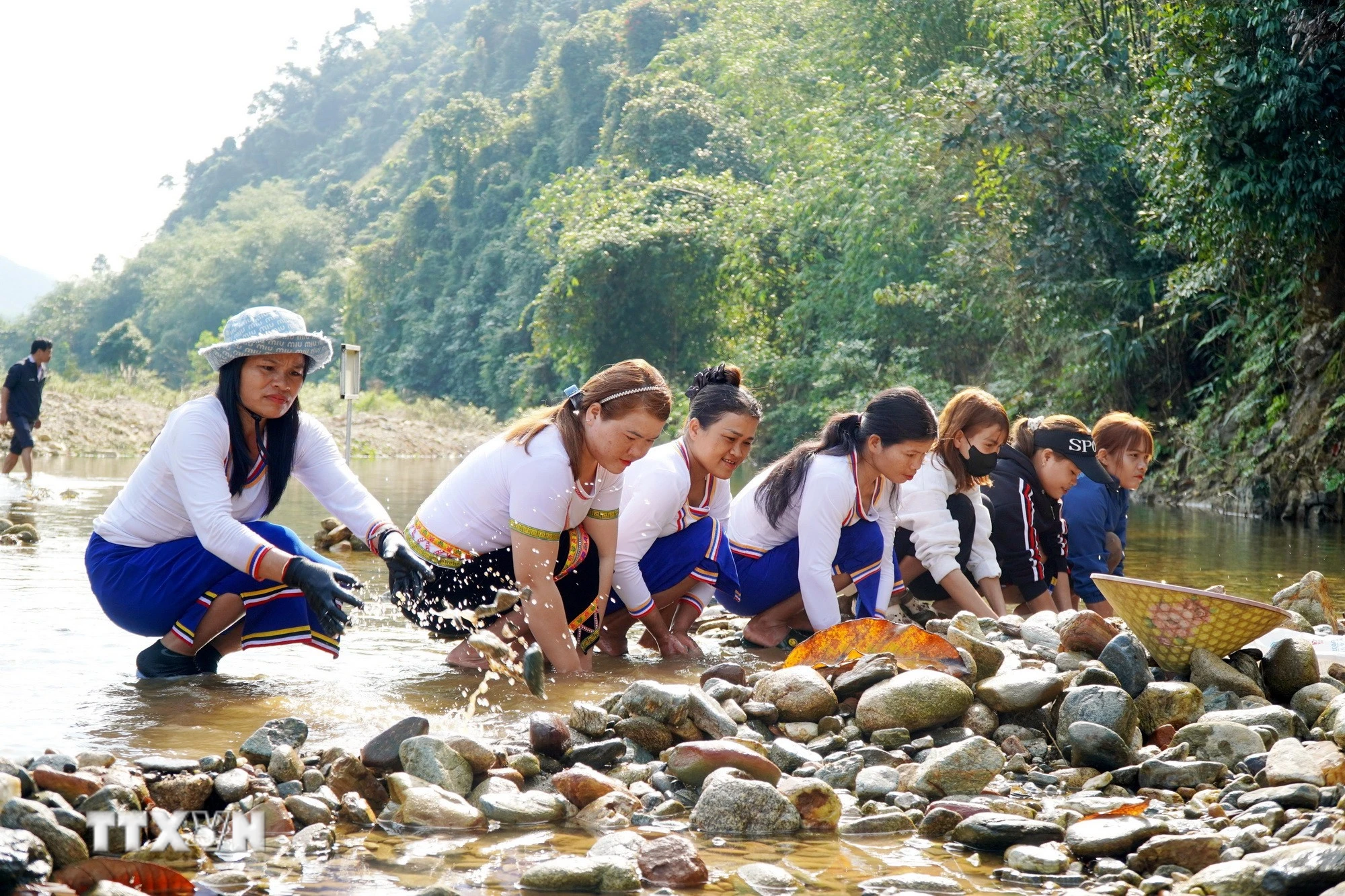Quảng Ngãi tái hiện tục đập chân sàn cá suối của đồng bào Cor
