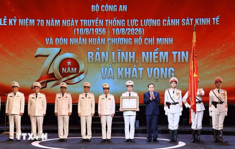 ttxvn-0808-chu-tich-quoc-hoi-canh-sat-kinh-te-10.jpg