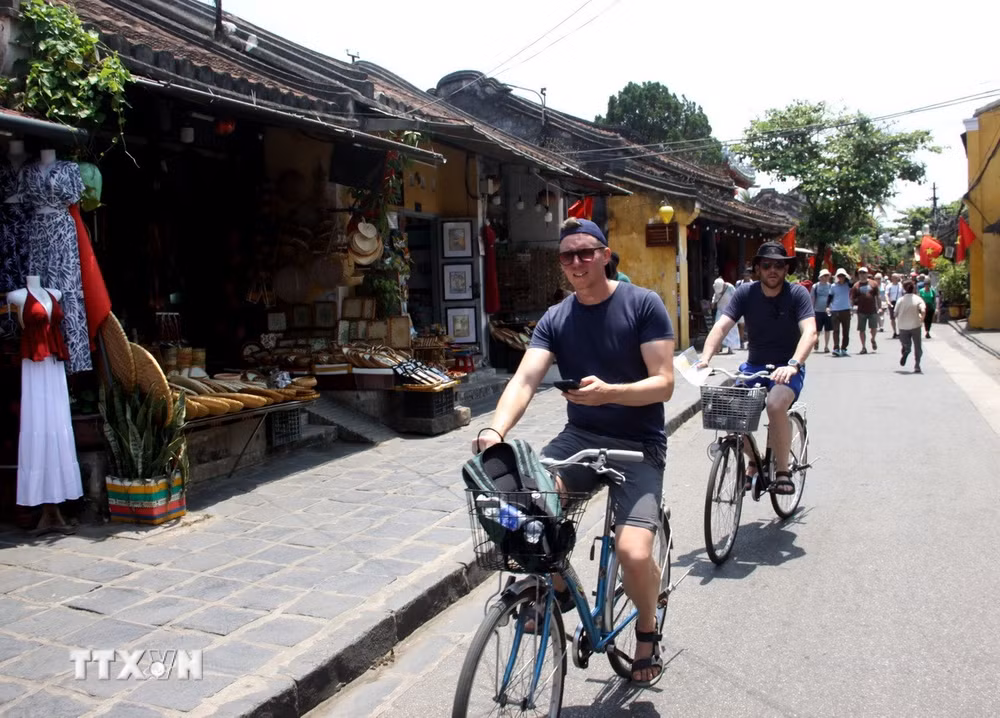 ttxvn-0206-hoi-an-dap-xe.jpg