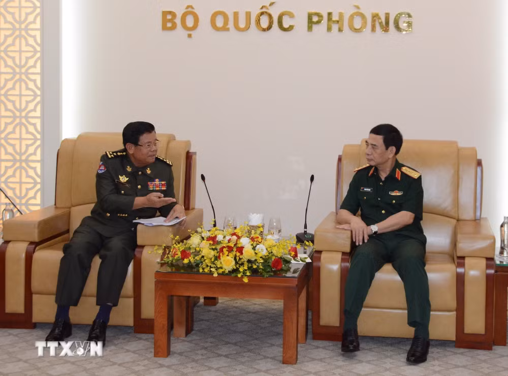 ttxvn-0906-dai-tuong-phan-van-giang-dai-tuong-prak-sovanna-2.jpg