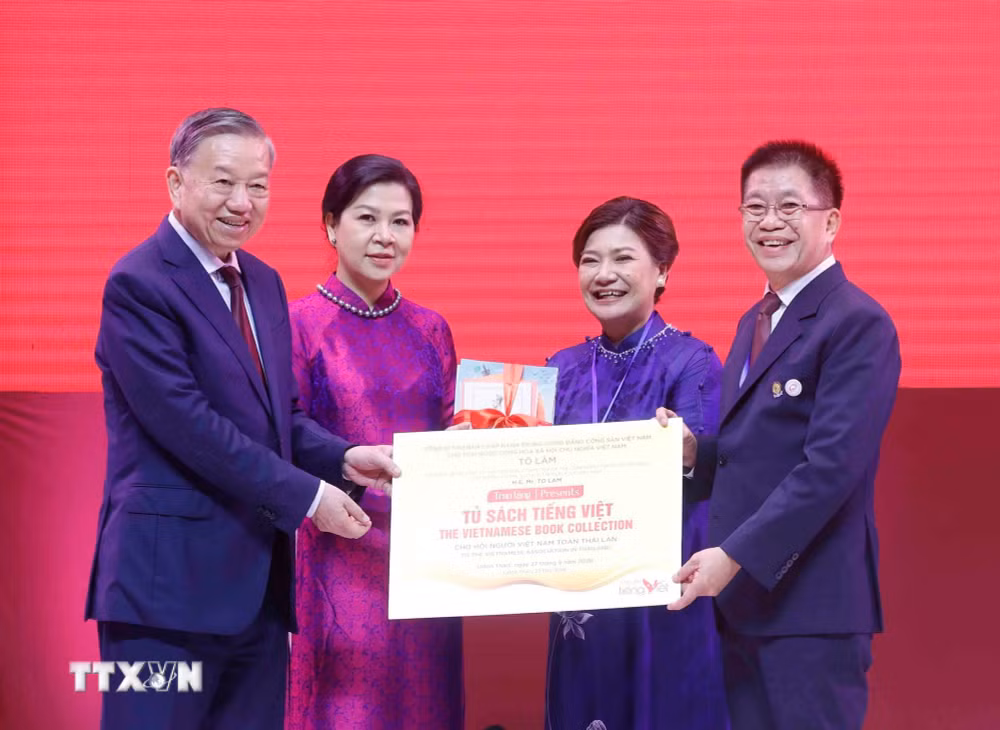 Tổng Bí thư, Chủ tịch nước Tô Lâm và Phu nhân trao tặng tượng trưng "Tủ sách tiếng Việt" cho Hội người Việt Nam toàn Thái Lan. Ảnh: TTXVN