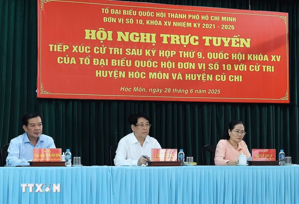 ttxvn-2806-chu-tich-nuoc-tiep-xuc-cu-tri-3.jpg