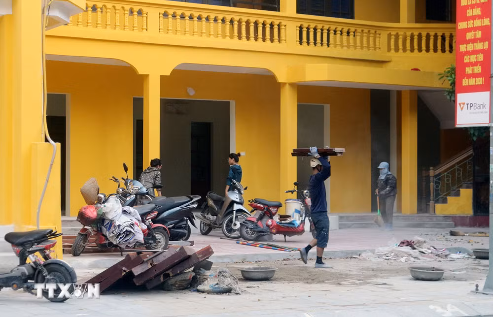 Công tác cải tạo, sửa chữa đang gấp rút hoàn thành để đưa Trung tâm Thông tin Xúc tiến du lịch Ninh Bình vào hoạt động. (Ảnh: Nguyễn Chinh/TTXVN) ttxvn-0308-ninh-binh-tru-so-doi-du.jpg