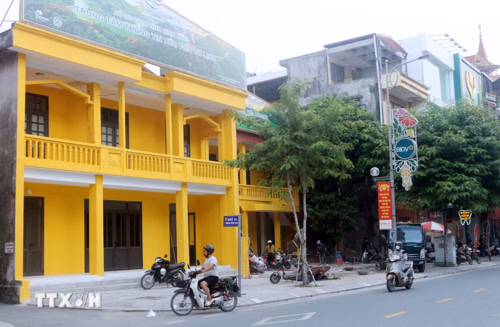 Trung tâm Thông tin Xúc tiến du lịch Ninh Bình tại khu vực trung tâm phường Phủ Lý tạo thuận lợi cho công tác thông tin, tuyên truyền, quảng bá điểm đến đến Di sản Ninh Bình. (Ảnh: Nguyễn Chinh/TTXVN) ttxvn-0308-ninh-binh-tru-so-doi-du-3.jpg