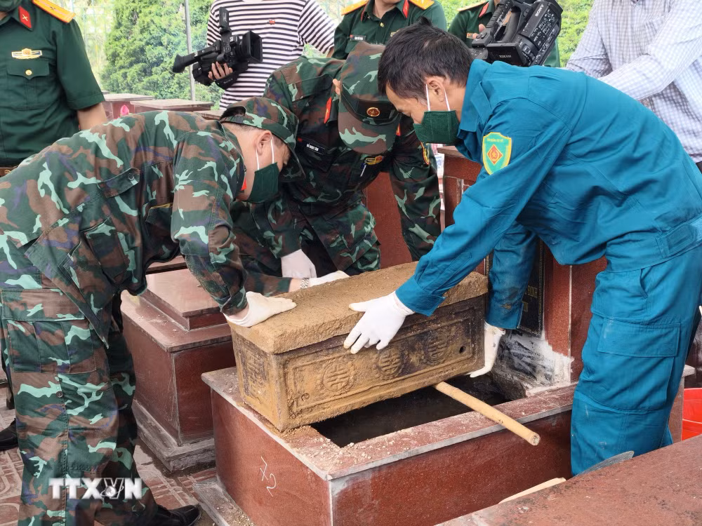 ttxvn-0406-so-hoa-thong-tin-hai-cot-liet-sy.jpg