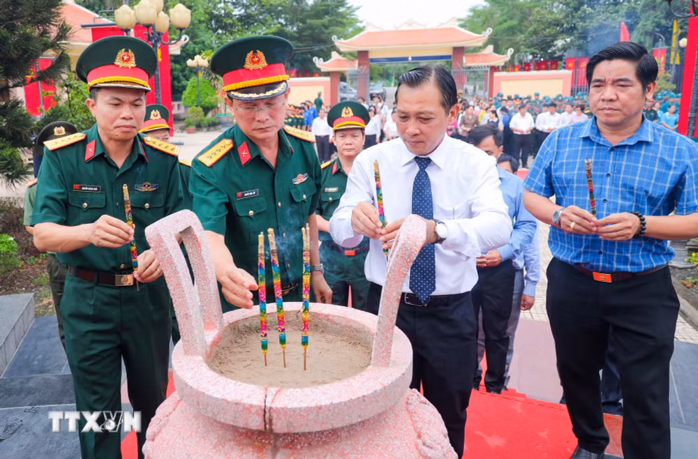 ttxvn-0406-hai-cot-liet-sy.jpg