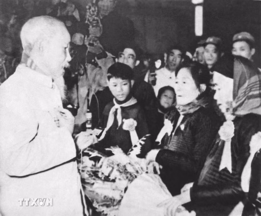 ttxvn-1405-chu-tich-ho-chi-minh-tinh-yeu-bao-la-nhan-dan-36.jpg