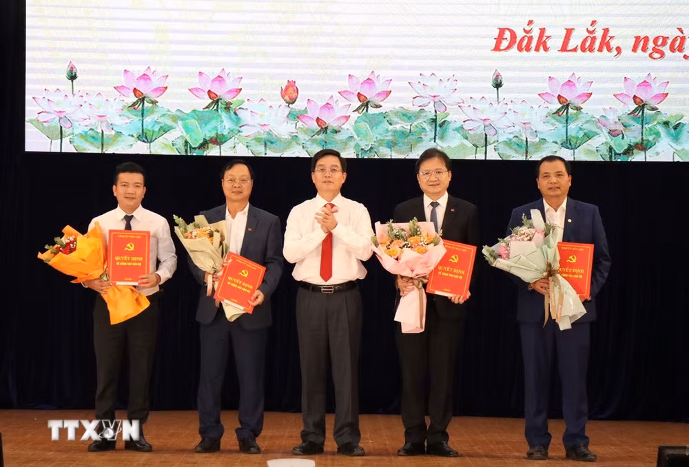 ttxvn-2002-dak-lak-sap-xep-bo-may.jpg