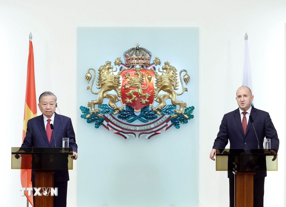 Tổng Bí thư Tô Lâm và Tổng thống Bulgaria Rumen Radev tại cuộc gặp gỡ báo chí. (Ảnh: Thống Nhất/TTXVN) ttxvn-2310-tong-bi-thu-hoi-gap-go-bao-chi-bulgaria-2.jpg