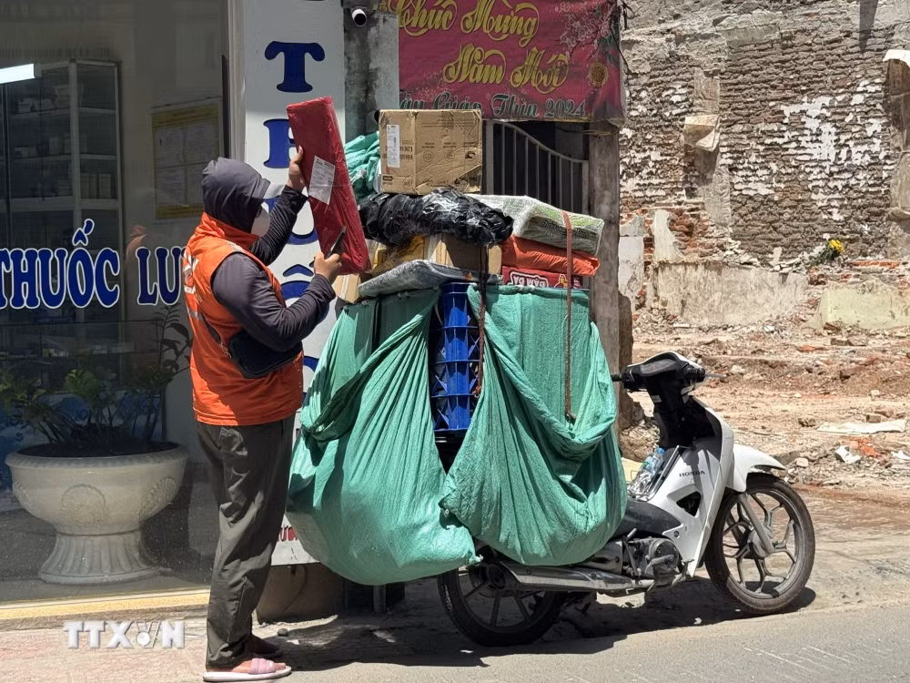 ttxvn-2305-nang-nong-lao-dong-ngoai-troi-muu-sinh-3.jpg