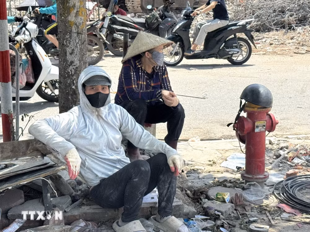 ttxvn-2305-nang-nong-lao-dong-ngoai-troi-muu-sinh-6.jpg