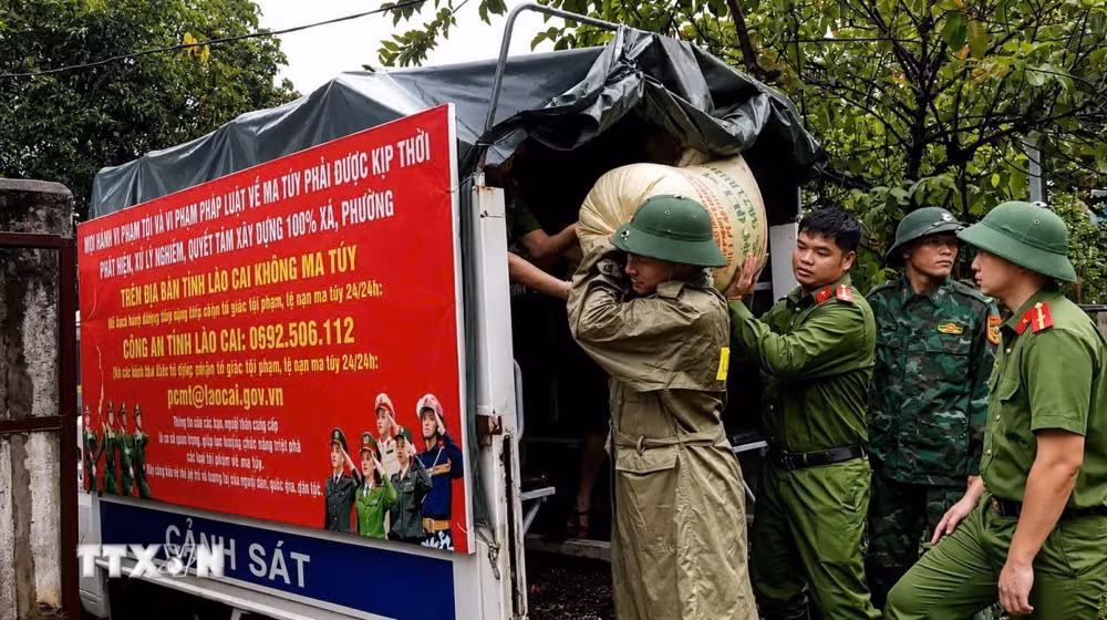 ttxvn-0108-bat-xat-ho-tro-dan-vung-sat-lo.jpg