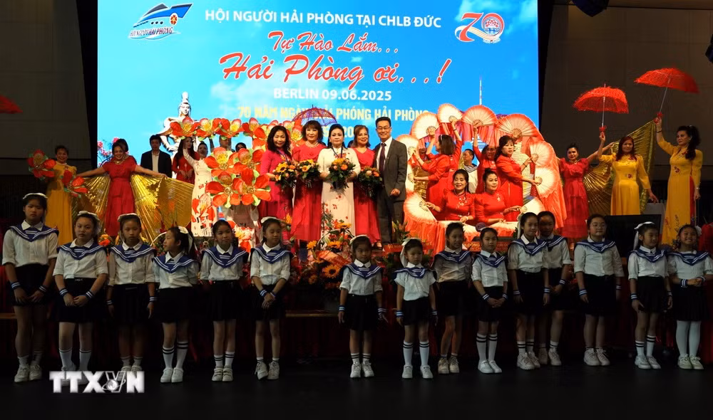 ttxvn-1106-hoi-nguoi-hai-phong-duc-2.jpg