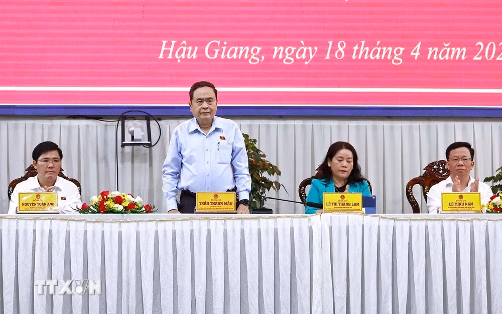 ttxvn-1804-chu-tich-quoc-hoi-tiep-xuc-cu-tri-3.jpg