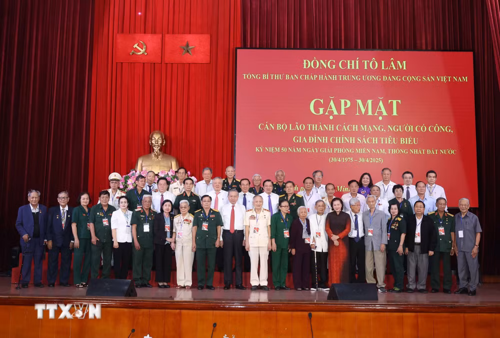 ttxvn-2104-tong-bi-thu-gap-mat-nguoi-co-cong-7.jpg