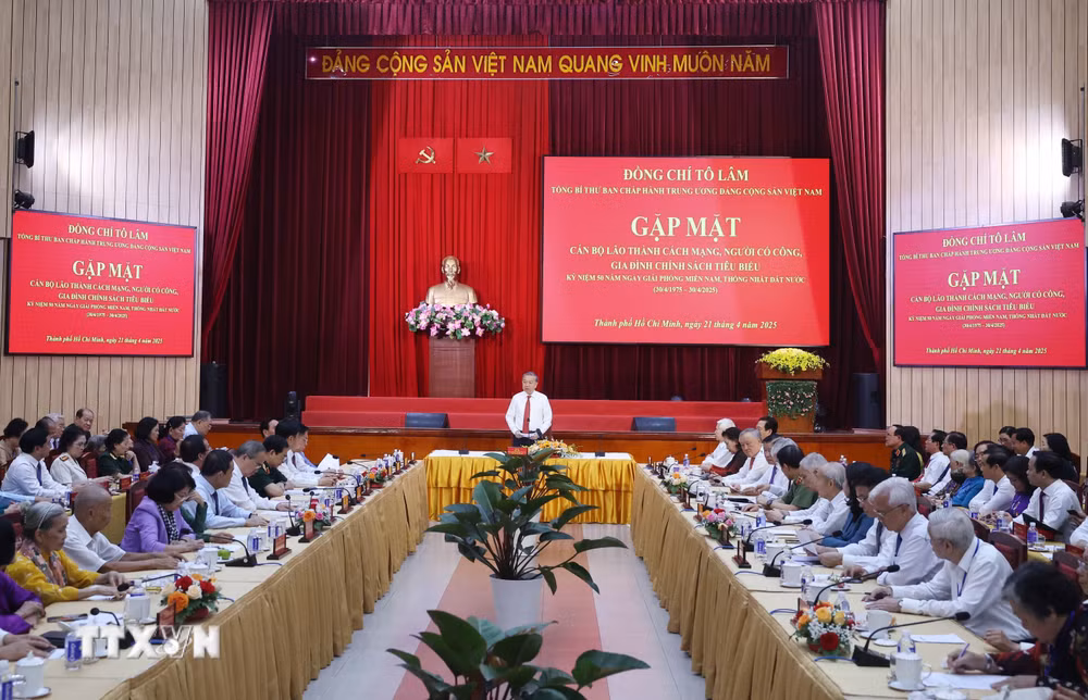 ttxvn-2104-tong-bi-thu-gap-mat-nguoi-co-cong-6.jpg
