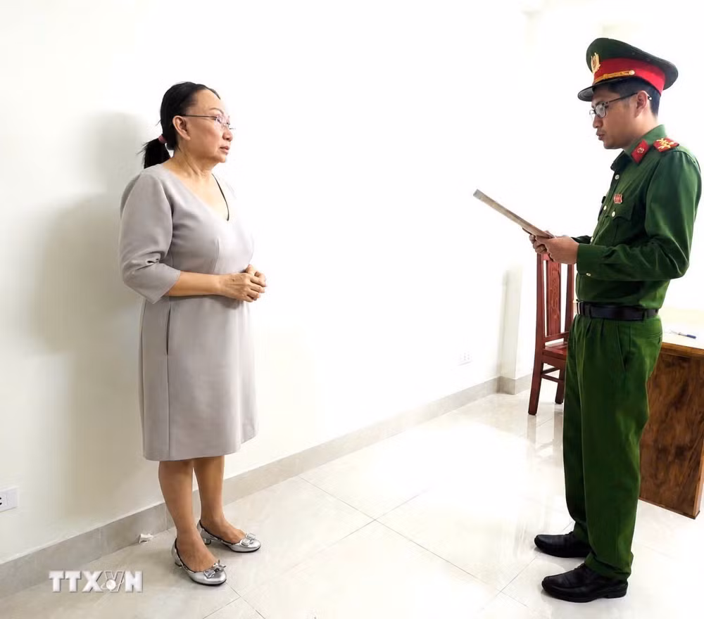 ttxvn-1407-buon-lau-kim-cuong-xuyen-quoc-gia-2.jpg