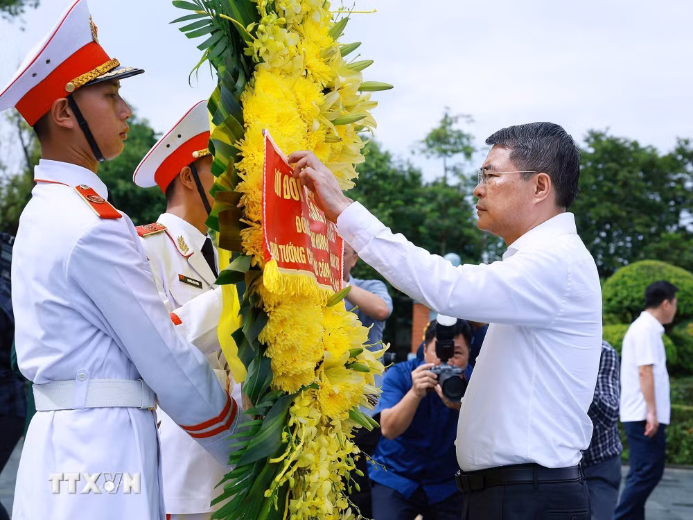 ttxvn-2507-thu-tuong-dang-huong-anh-hung-liet-sy-dien-bien-13.jpg