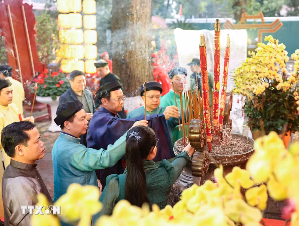 ttxvn-2402-dang-huong-khai-xuan-hoang-thanh-thang-long-3.jpg