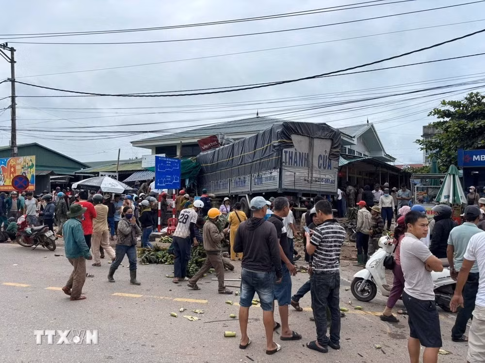ttxvn-1709-tai-nan-xe-tai-quang-tri-4.jpg