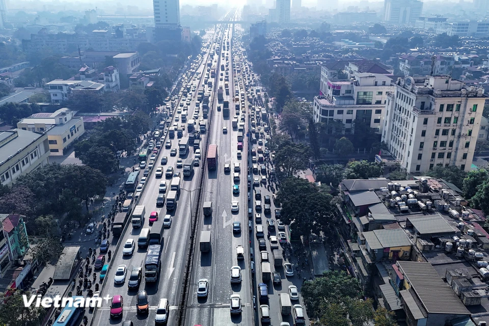 Những ngày cuối năm, nhu cầu đi lại của người dân tăng cao khiến giao thông trên địa bàn thành phố luôn đông đúc. Đây là nguyên nhân chính khiến nhiều tuyến đường ùn tắc ngay cả ngày và đêm. (Ảnh: Hoài Nam/Vietnam+)