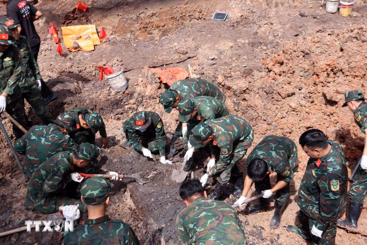 ttxvn-cong-vien-le-thi-rieng-hai-cot-liet-sy.jpg
