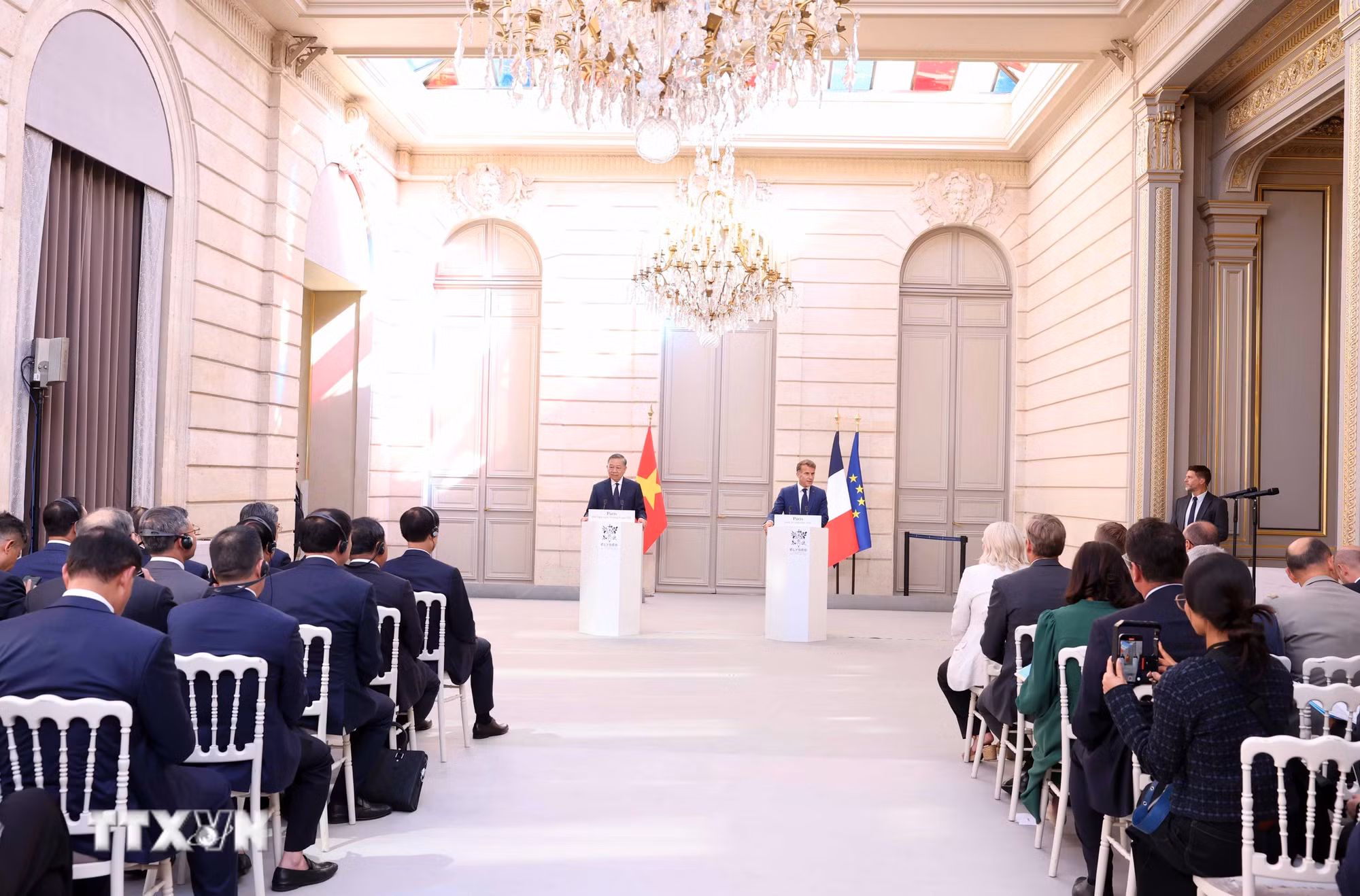 ttxvn-tong-bi-thu-chu-tich-nuoc-to-lam-va-tong-thong-phap-emmanuel-macron-gap-go-bao-chi-1.jpg
