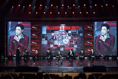 SOOBIN cùng các nghệ sỹ SpaceSpeakers Label tại đêm nhạc fanmeeting. (Ảnh: PV/Vietnam+)