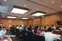 Đoàn đại biểu Quốc hội các tỉnh Đồng Tháp và Quảng Ninh thảo luận ở tổ. (Ảnh: Minh Thu/Vietnam+)