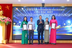 Nhóm tác giả Báo Nhân Dân nhận Giải Đặc biệt. (Ảnh: Sơn Hải)