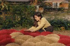 Bộ phim lấy bối cảnh một làng nghề truyền thống, dùng câu chuyện bảo tồn văn hóa để gửi gắm thông điệp tình người. (Ảnh: VTV)