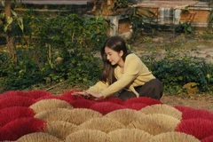 Bộ phim lấy bối cảnh một làng nghề truyền thống, dùng câu chuyện bảo tồn văn hóa để gửi gắm thông điệp tình người. (Ảnh: VTV)