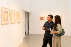 Họa sỹ Nguyễn Tuấn Cường (trái) là một gương mặt ấn tượng của nền mỹ thuật Việt Nam đương đại. (Ảnh: PV/Vietnam+)