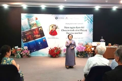 Nhà văn, nhà giáo, nhà báo, nhà thơ Nguyễn Thị Mỹ Dung trong buổi ra mắt sách. (Ảnh: Minh Thu/Vietnam+)