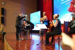 Chương trình nghệ thuật bên lề Hội thảo “75 năm thiết lập quan hệ ngoại giao Việt Nam-các nước Trung Đông Âu." (Ảnh: BNG)