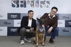 Diễn viên Thanh Sơn (phải) và Coddy trong buổi họp báo ra mắt phim. (Ảnh: PV/Vietnam+)