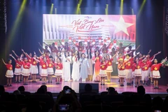 Các em thanh thiếu nhi trình bày ca khúc ‘Vút bay lên Việt Nam’. (Ảnh: Mạnh Nguyễn/Vietnam+)