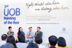 Họa sỹ Đặng Xuân Hòa (phải), Chủ tịch Hội đồng nghệ thuật hội họa, Hội Mỹ thuật Việt Nam. (Ảnh: PV/Vietnam+)