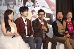 Nghệ sỹ Ưu tú Thái Sơn (giữa) chia sẻ về trải nghiệm khi tham gia bộ phim “Cha tôi, người ở lại.” (Ảnh: CTV/Vietnam+)