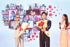 Ca sỹ Tùng Dương và đạo diễn Việt Tú là Đại sứ của Quỹ Chạm yêu thương. (Ảnh: PV/Vietnam+)